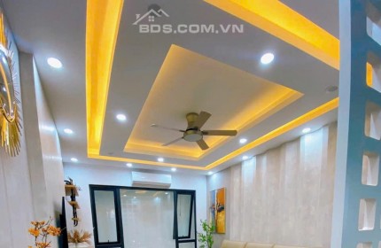 Bán nhà Trịnh Văn Bô 33m2 x 5T, vị trí hiếm, bãi đỗ ô tô sát nhà, gần CĐ FPT, giá 3.x tỷ